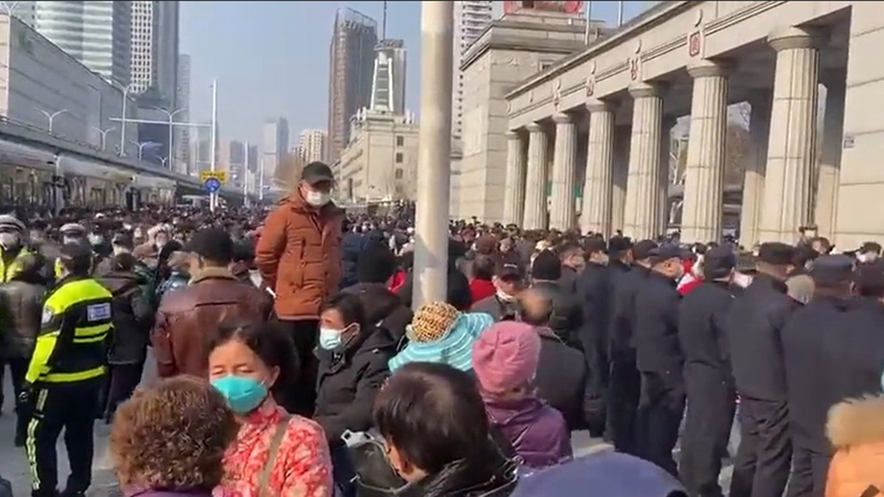 武汉万人抗议现场 警方与老人激烈对抗（视频）