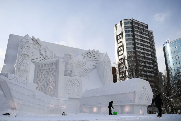 隔3年實體舉辦 札幌雪祭展出160座雪冰雕
