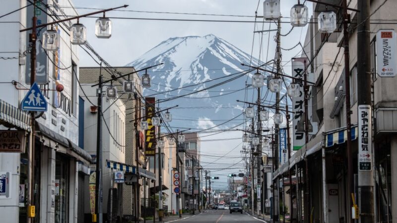 拍日本富士山景闯车道 泰国和台湾客被点名