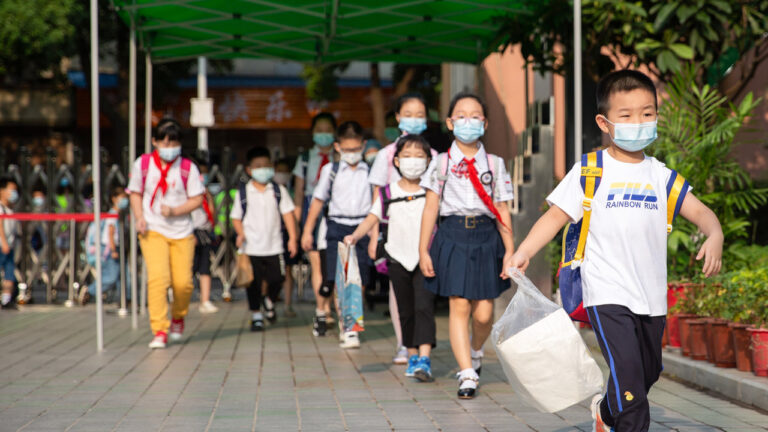 兩會臨近 中國多地學生發熱 學校停課