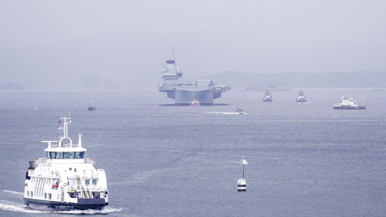 英中曾在南海「交手」 英航母逼退中共潛艇