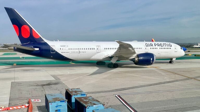 洛杉磯機場飛機與大巴相撞 5人受傷