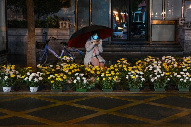武漢母親堅替染疫死女兒討公道 無懼遭中共監控3年