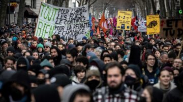 法国年金改革掀抗议潮 127万人上街呐喊