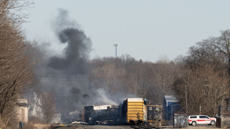 美國貨車出軌引發大火 近半鎮民疏散無人傷亡