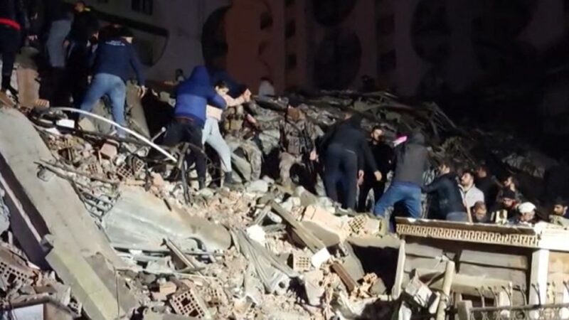 7.8級地震強襲土敘邊界 逾百建物倒塌上千人死傷