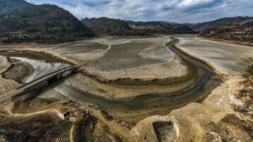 贵州毕节缺水持续 居民买水桶蓄水