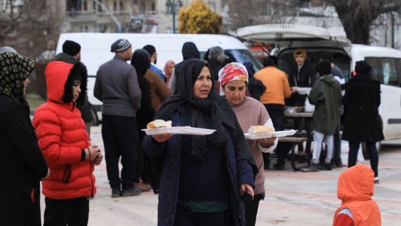 土耳其各界出钱出力送暖灾区 民众顶低温等待食物