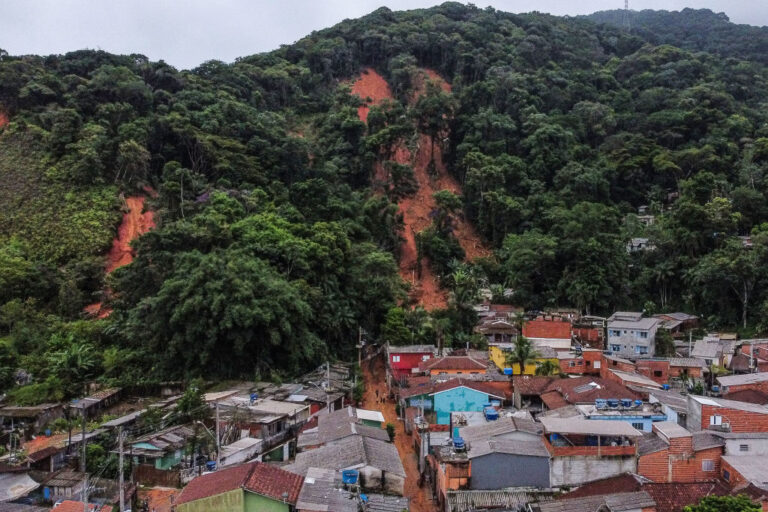 巴西聖保羅州暴雨 沿海居民孤立無援 至少36死40人失蹤