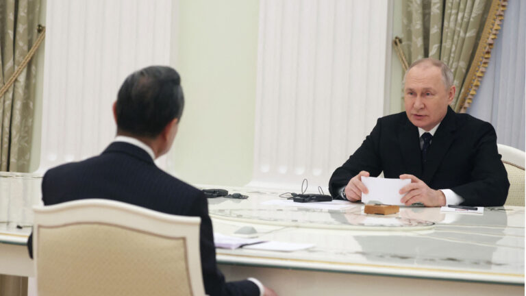 楊威：2024中共外交慘敗 王毅向上推責