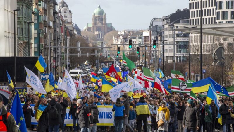 顶着风雨 布鲁塞尔反战游行支持乌克兰