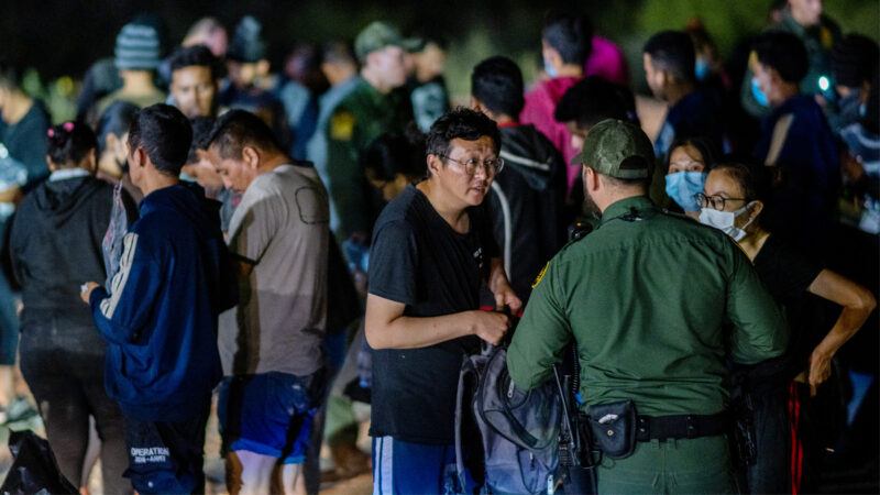 美南部邊境中國移民激增 2022第四季暴漲7倍
