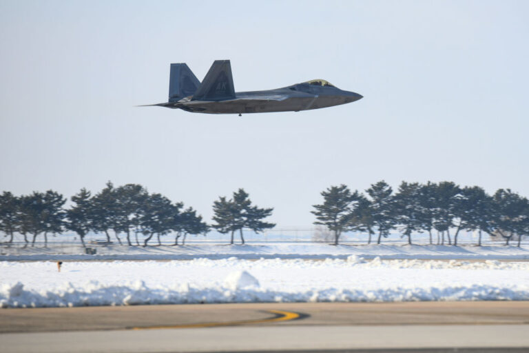 第三度出擊 美軍F-22戰機擊落加拿大領空不明物