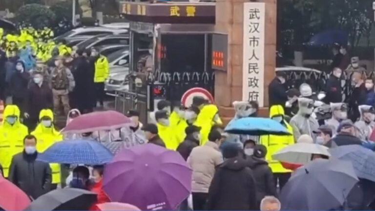 【禁聞】退休族抗議醫改削減補貼 武漢萬人示威