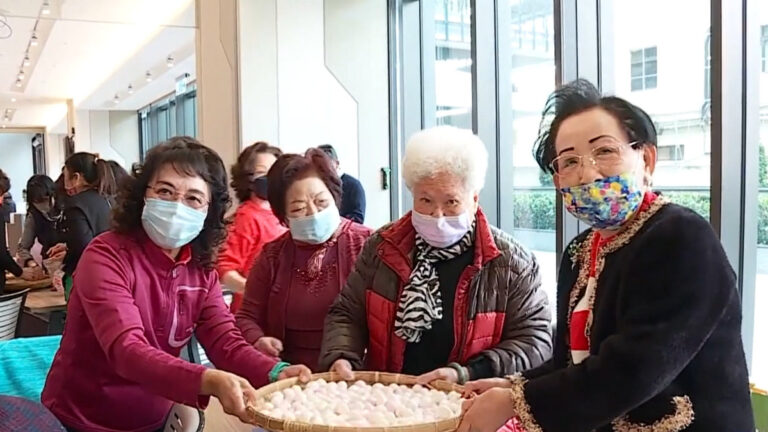 鬧元宵 彰化辦提燈踩街 醫院老幼同搖元宵