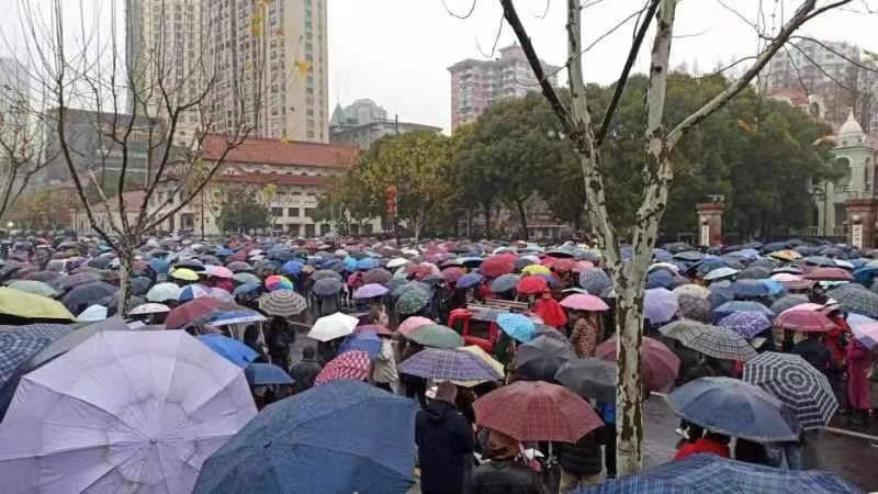 武汉上万退休工人聚集市府 抗议医药补贴缩水7成
