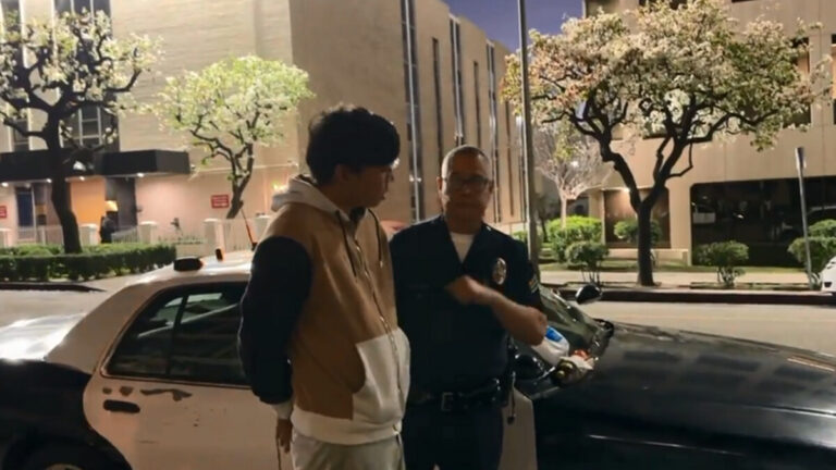 洛華人紀念李文亮 小粉紅攪場被警方逮捕
