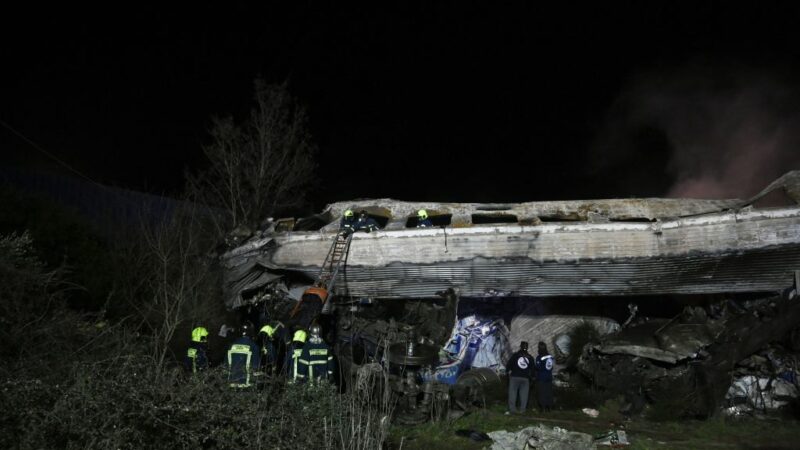希臘2列車正面相撞 車廂出軌起火已知26死