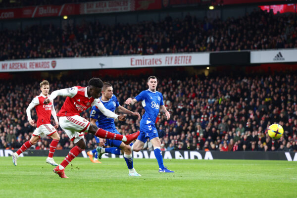 LONDON, ENGLAND - MARCH 01: Bukayo Saka of Arsenal scores the team's first goal during the Premier League match between Arsenal FC and Everton FC at Emirates Stadium on March 01, 2023 in London, England. 