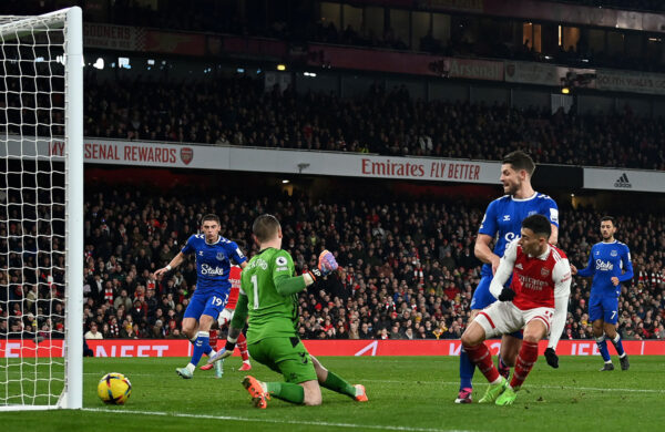 Arsenal's Brazilian midfielder Gabriel Martinelli (R) scores the team's fourth goal during the English Premier League football match between Arsenal and Everton at the Emirates Stadium in London on March 1, 2023. (Photo by Glyn KIRK / AFP) / RESTRICTED TO EDITORIAL USE. No use with unauthorized audio, video, data, fixture lists, club/league logos or 'live' services. Online in-match use limited to 120 images. An additional 40 images may be used in extra time. No video emulation. Social media in-match use limited to 120 images. An additional 40 images may be used in extra time. No use in betting publications, games or single club/league/player publications. / 