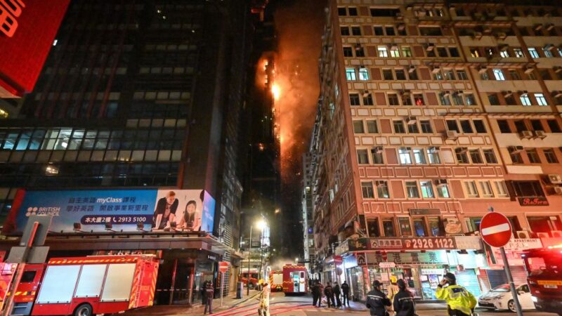 组图：香港尖沙咀大厦起火 现场如灾难片