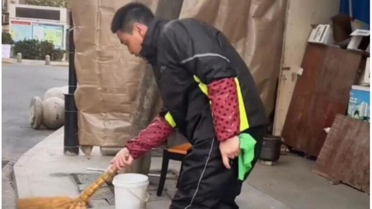 大陸演員李飛無戲可拍 陪母親擺攤賣魚引熱議