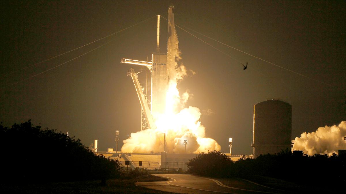 2023年3月2日,SpaceX獵鷹9號火箭與奮進號載人龍飛船(Crew Dragon) 航天器從佛羅里達州卡納維拉爾角肯尼迪航天中心的39A號發射台升空。 (Joe Raedle/Getty Images)