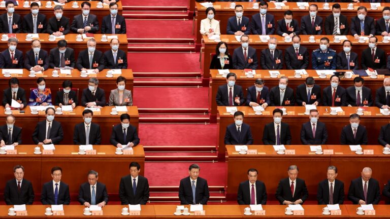 兩會怪象：記者入場靠抽籤 僅主要官員不戴口罩