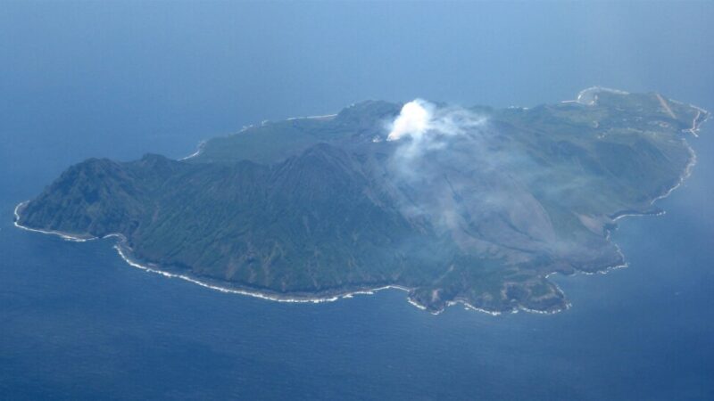 5天喷发25次 日本诹访之濑岛火山上调警戒至3级