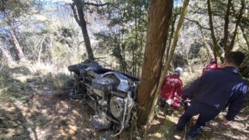 南投郡大林道接駁車翻落山谷 駕駛不治7乘客傷