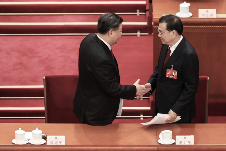 李克強兩會黯然離場 習李最後握手引遐想