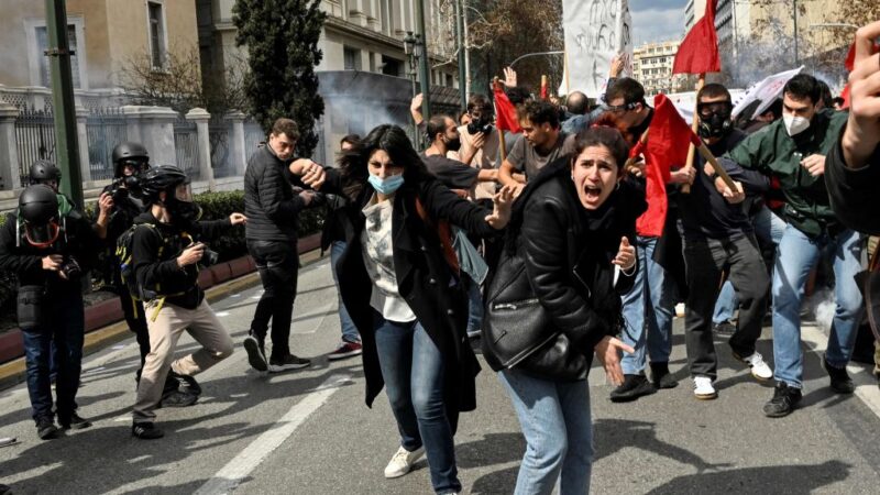 希腊火车对撞酿57死 万人抗议 总理道歉