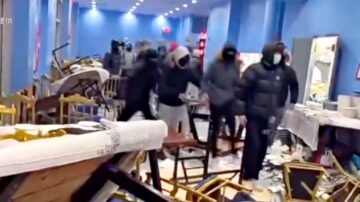 纽约法拉盛餐馆遭蒙面徒狂砸 警方：进店摘口罩