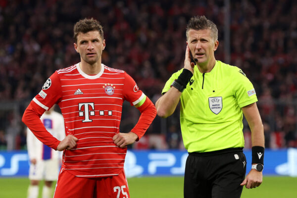 MUNICH, GERMANY - MARCH 08: Referee Daniele Orsato reacts alongside Thomas Mueller of FC Bayern Munich before disallowing FC Bayern Munich first goal, scored by Eric Maxim Choupo-Moting (not pictured) during the UEFA Champions League round of 16 leg two match between FC Bayern M眉nchen and Paris Saint-Germain at Allianz Arena on March 08, 2023 in Munich, Germany. (Photo by Alexander Hassenstein/Getty Images)