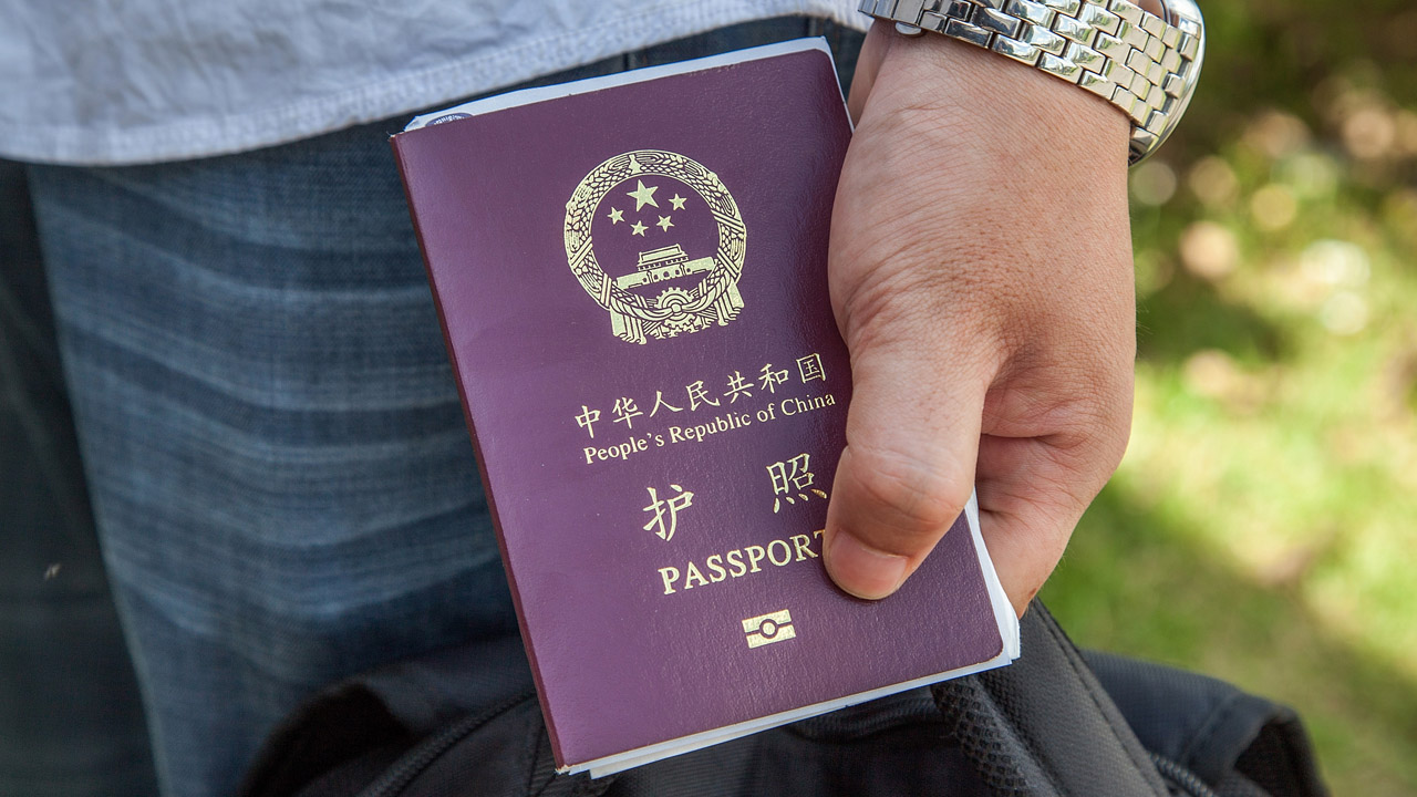 中国护照在“150个国家免签” 引嘲讽 中国护照含金量 两会 网友嘲讽 新唐人电视台 3534