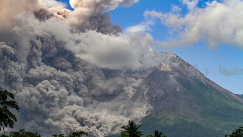 印尼梅拉比火山爆发 浓烟直冲天际高达7公里
