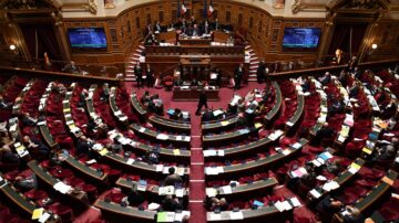 迈出关键一步 法国参议院通过养老金改革法案