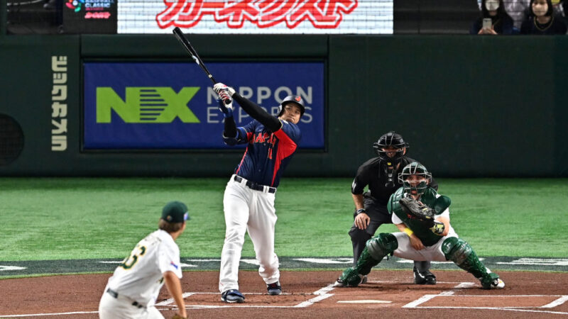 经典赛 日本7比1轻取澳洲 球迷传递大谷翔平全垒打球拍照