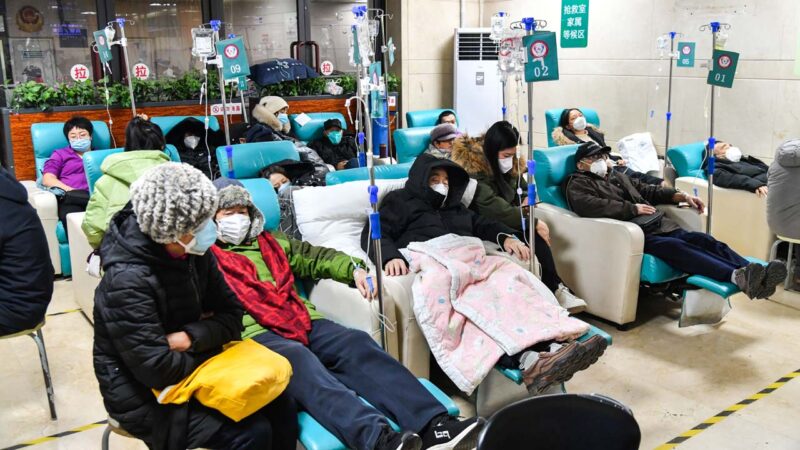 武汉发热患者挤爆医院 民众质疑“甲流”是新冠