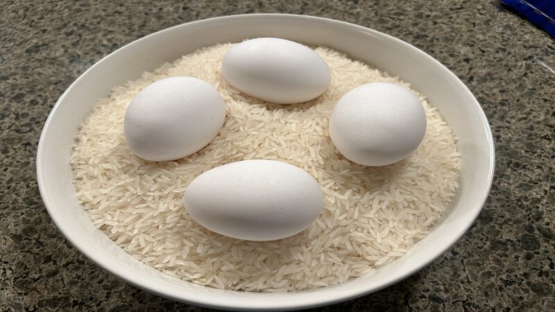 把雞蛋倒入大米中 這麼做好吃又營養