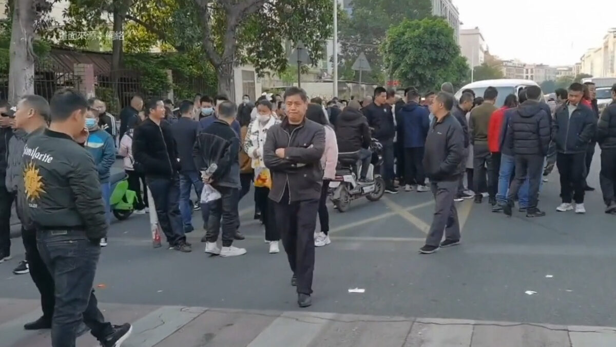 【禁闻】经济萧条找工难 东莞打工人生活不易