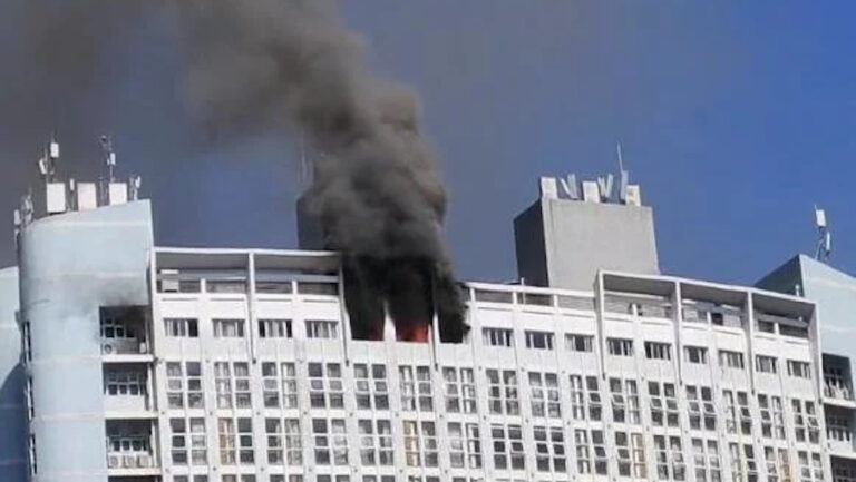 組圖：重慶巫溪縣政府大樓著火 黑煙滾滾
