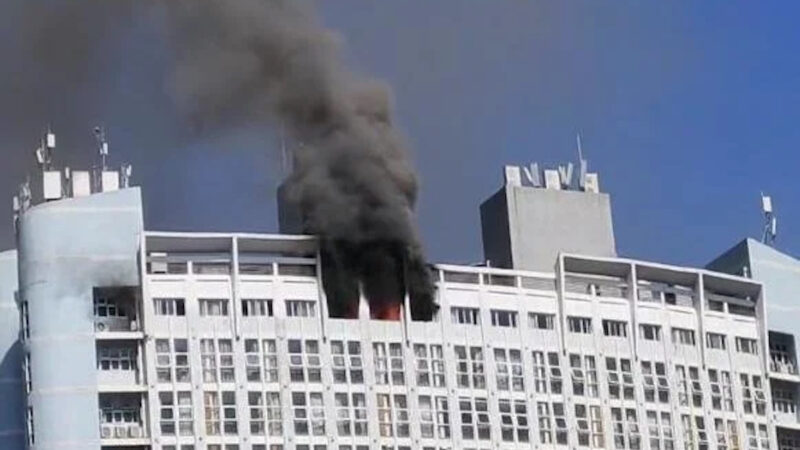 组图：重庆巫溪县政府大楼着火 黑烟滚滚