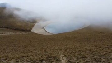 沒雨水挹注 嘉明湖「瘦」一大圈 山屋用水吃緊