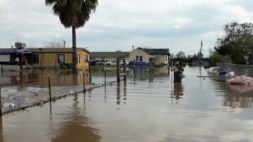 中加州波特维尔小镇遭淹没 居民：一切都没了