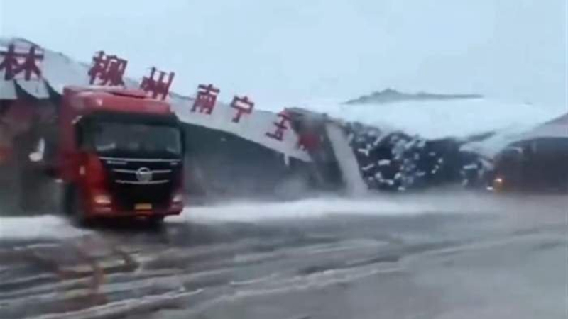 河南暴雪 40亩葡萄棚、物流仓库瞬间垮塌（视频）