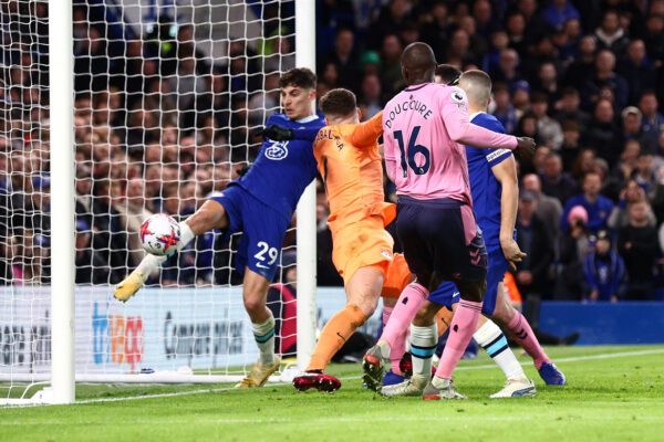 LONDON, ENGLAND - MARCH 18: Abdoulaye Doucoure of Everton scores the team's first goal during the Premier League match between Chelsea FC and Everton FC at Stamford Bridge on March 18, 2023 in London, England. (Photo by Clive Rose/Getty Images)