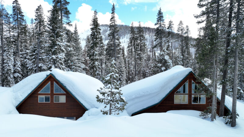 加州再迎雨雪风暴 太浩湖房屋被积雪淹埋