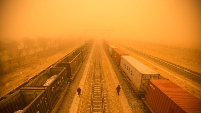 沙尘暴袭击 北京现蓝太阳 吉林下泥雨 内蒙天变色