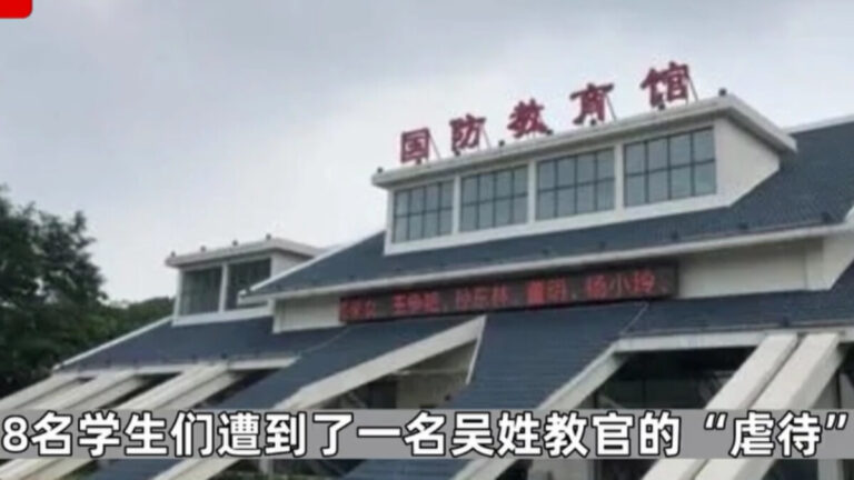 湖北小學生軍訓被虐 跪地互扇耳光 家長怒了